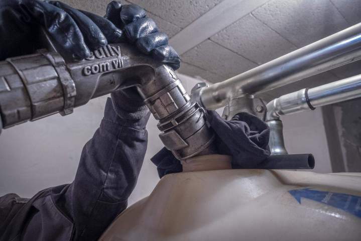 Remplissage d'une cuve de fioul domestique La Bâthie